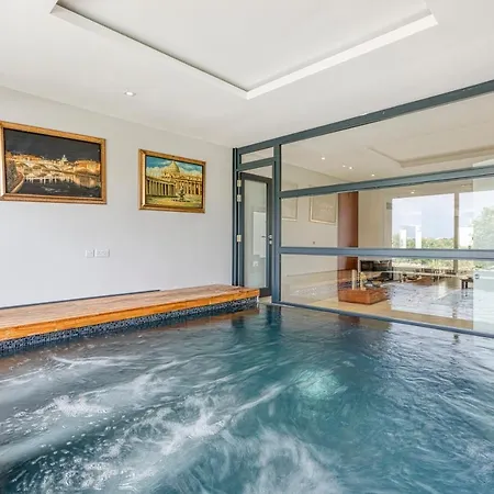 Apartamento A Luxurious 3br With Private Indoor Pool & Parking By 360 Estates