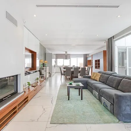 A Luxurious 3br With Private Indoor Pool & Parking By 360 Estates 아파트 *