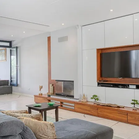 A Luxurious 3br With Private Indoor Pool & Parking By 360 Estates