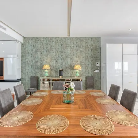 A Luxurious 3br With Private Indoor Pool & Parking By 360 Estates 아파트 *