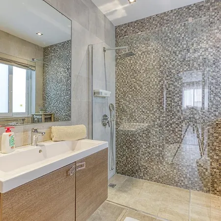 A Luxurious 3br With Private Indoor Pool & Parking By 360 Estates *