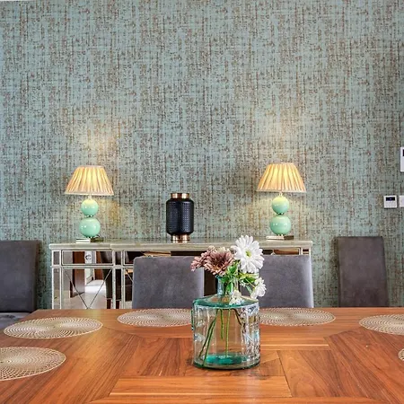 A Luxurious 3br With Private Indoor Pool & Parking By 360 Estates 아파트 *