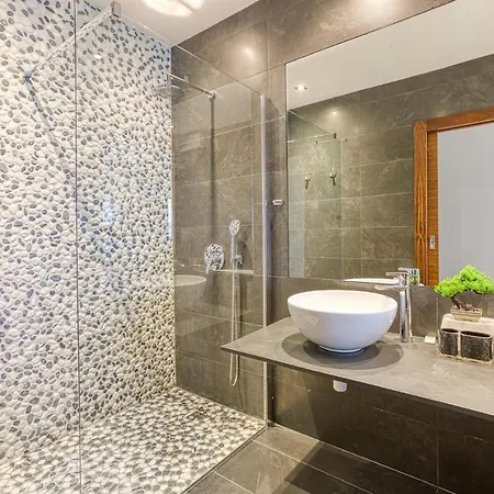 A Luxurious 3br With Private Indoor Pool & Parking By 360 Estates *