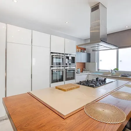 Apartamento A Luxurious 3br With Private Indoor Pool & Parking By 360 Estates