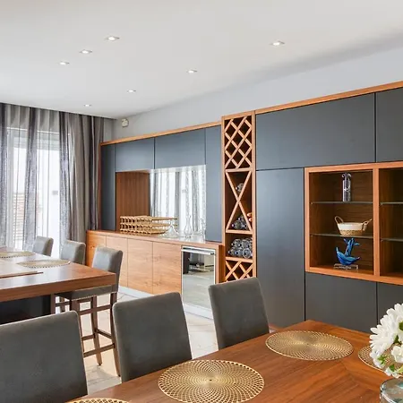 A Luxurious 3br With Private Indoor Pool & Parking By 360 Estates